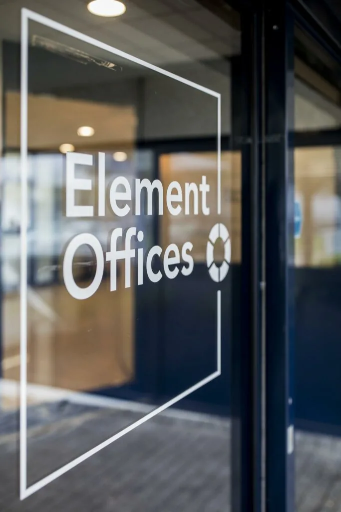 Glazen entree met het logo van Element Offices op de deur bij Markerkant 13.